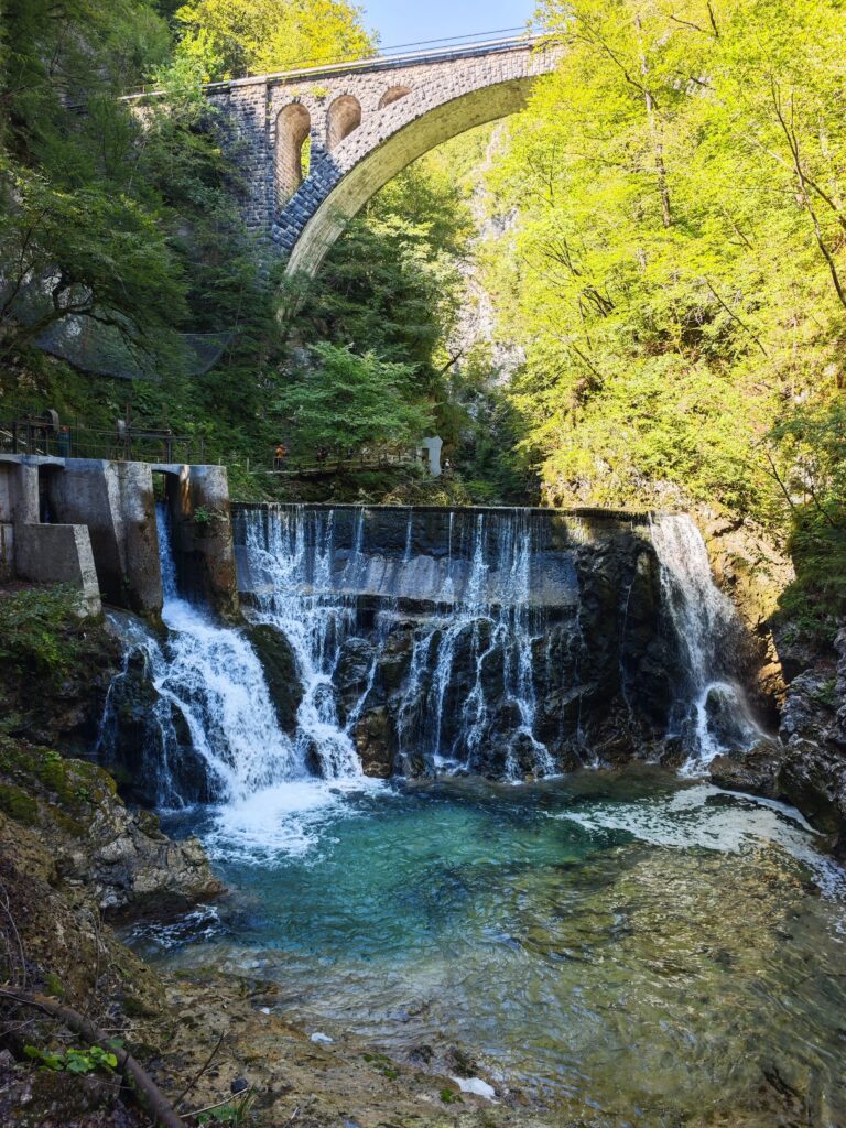 Die Eisenbahnbrücke quert die Vintgar Klamm